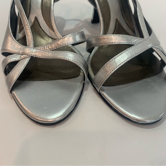 NATURALIZER metallic silver strappy sandals are the comfort line size 11 - Picture 4 of 16
